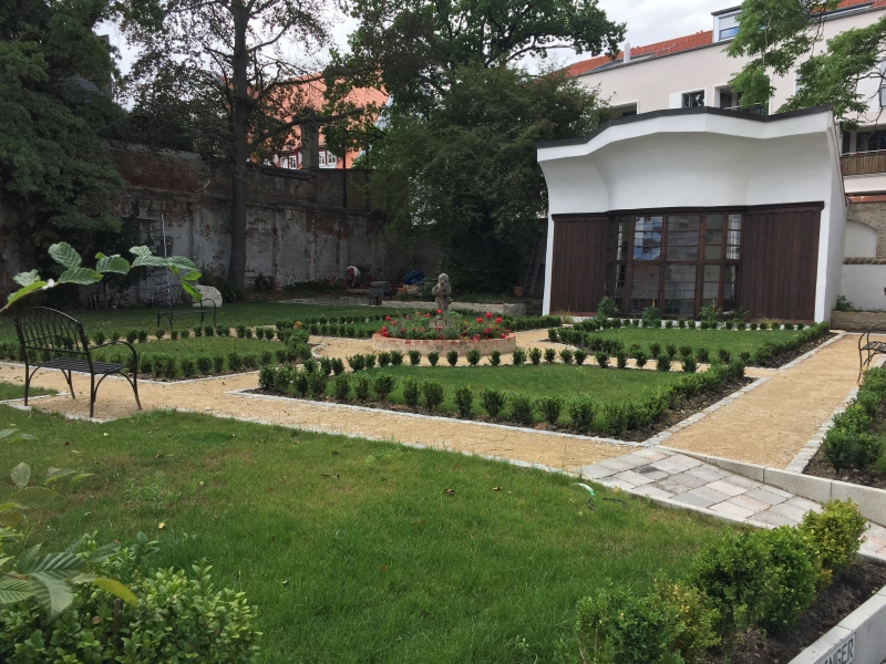 Garten mit Orangerie Altstadtwohnen